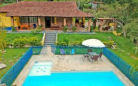 Sítio com piscina e lago